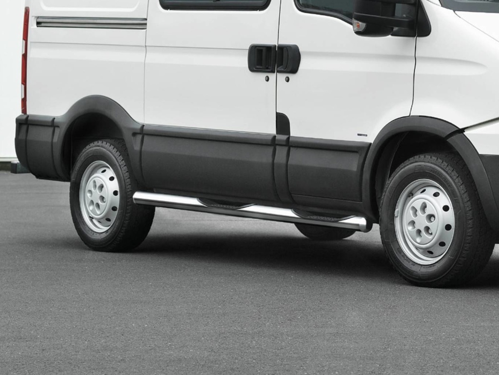 Iveco Daily Bj. 10.06-14 (kurzer Radstand): COBRA Chrom-Seitenschutzrohre mit Trittstufen