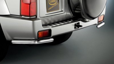 Nissan Terrano 2 Bj. '99-'07 | kurzer Radstand: COBRA Ecken-Chrom-Heckschutzbügel