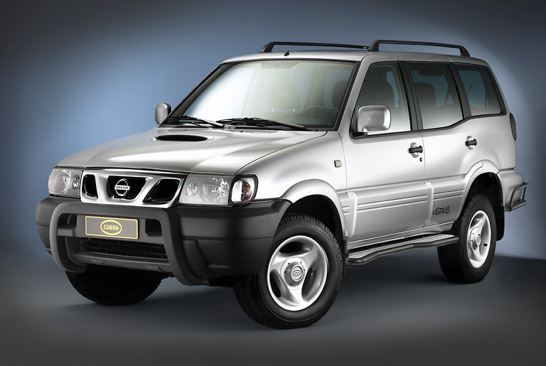 Nissan Terrano 2 LR: COBRA Trittbretter - schwarz