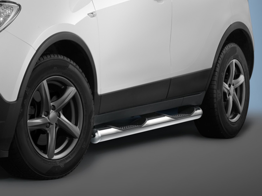Opel Mokka Bj. 12-16, Mokka X Bj.16-19 & Chevrolet Trax Bj. 13-22: COBRA Chrom-Seitenschutzrohre mit Trittstufen