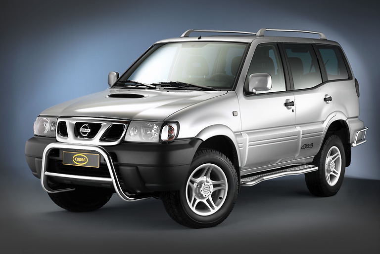 Nissan Terrano II from 1999 | Long Wheelbase: COBRA Chrome Running Boards