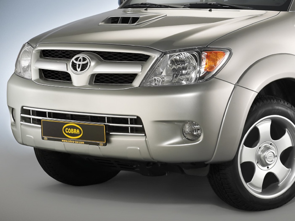 Toyota Hilux Bj. 06-08: COBRA Stoßstangengrill