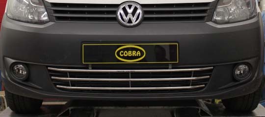 VW Touran & Caddy (Comfortline) años 10-15: COBRA rejilla cromada de parachoques