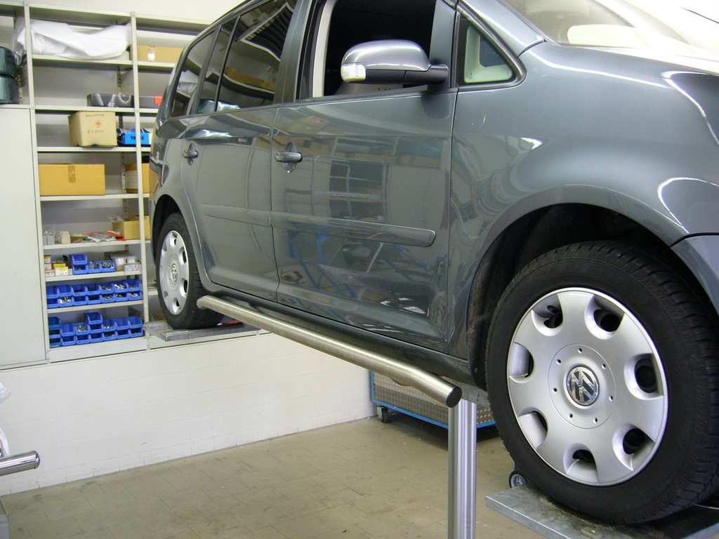 VW Touran Bj. '03-'10: COBRA Seitenschutzrohre seidenmatt, an den Enden nach unten gebogen