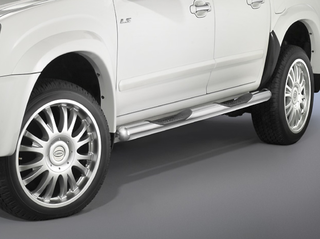 [ISU1065] Isuzu D-Max Bj. 07-12: COBRA Chrom-Seitenschutzrohre mit Trittstufen