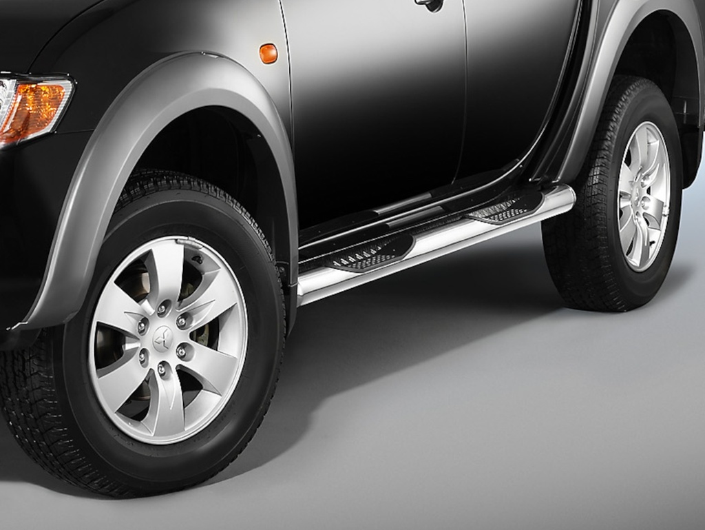 [MIT3075] Mitsubishi L200 Bj. 06-15 (Club Cab): COBRA Chrom-Seitenschutzrohre mit Trittstufen